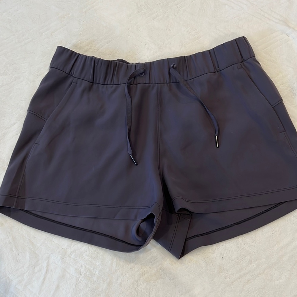 Lululemon On The Fly Short 2.5 Medium Rise sz 10